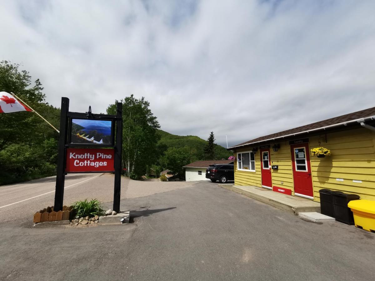 Knotty Pine Cottages, Suites & Motel Rooms Ingonish Exterior photo
