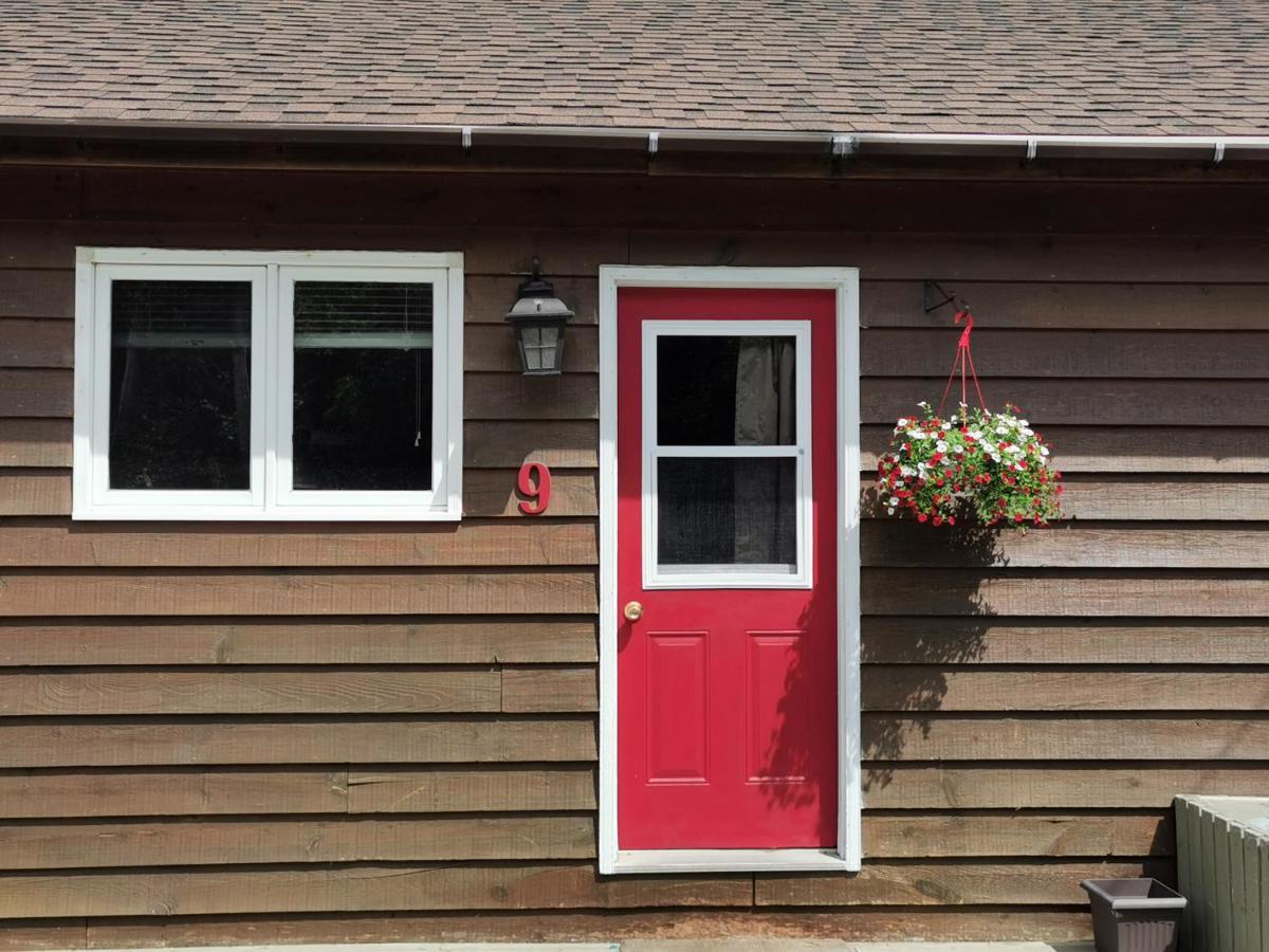 Knotty Pine Cottages, Suites & Motel Rooms Ingonish Exterior photo